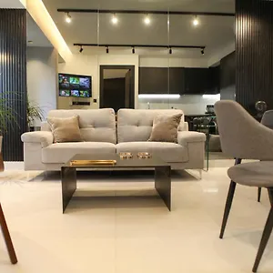 Raam Luxury דירה לרנקה